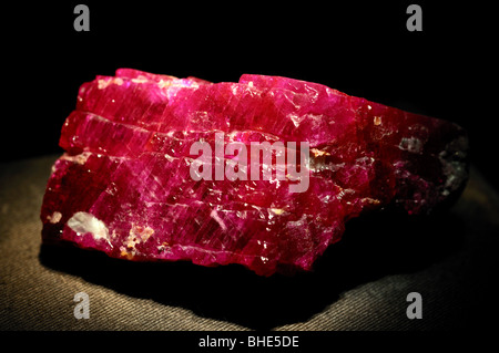 Cristal Rubis, une variété de corindon, l'oxyde d'aluminium Al2O3. Banque D'Images