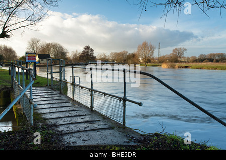 Swinford Weir et verrouiller sur la Tamise, Oxfordshire, UK Banque D'Images