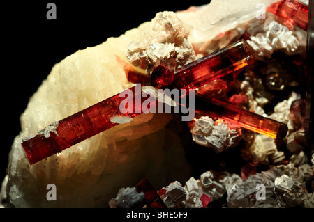 Cristaux de tourmaline rouge. Banque D'Images