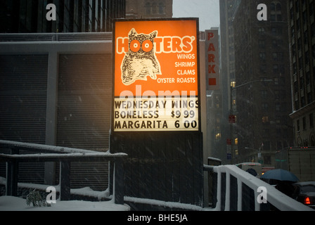 Une succursale de la chaîne de restaurants Hooters populaires est vu à New York pendant une tempête de neige Banque D'Images