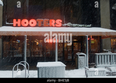 Une succursale de la chaîne de restaurants Hooters populaires est vu à New York pendant une tempête de neige Banque D'Images