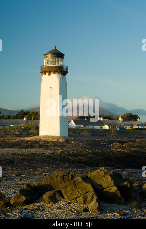 Southerness Lighthouse Point, le village et sur les bords de la Solway, avec Criffel colline derrière, à Dumfries and Galloway, Scotland. Banque D'Images