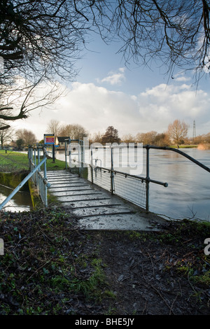 Swinford Weir et verrouiller sur la Tamise, Oxfordshire, UK Banque D'Images