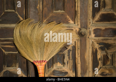 Broom, Monastère Shwe In Bin Kyaung, Mandalay, Birmanie, Myanmar Banque D'Images