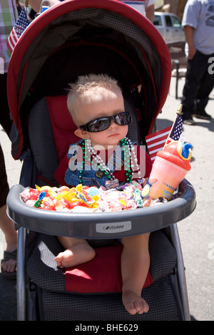 Un jeune garçon regarde un défilé du 4 juillet à Silverton, Colorado. Banque D'Images