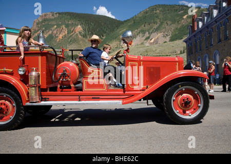 Les participants à un défilé du 4 juillet à Silverton, haut dans les montagnes de San Juan le sud-ouest du Colorado. Banque D'Images