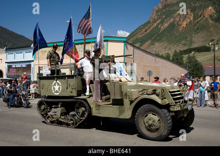 Mars anciens combattants dans un défilé du 4 juillet Silverton, haut dans les montagnes de San Juan le sud-ouest du Colorado. Banque D'Images