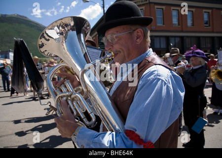 Les membres de la fanfare d'effectuer dans un défilé du 4 juillet à Silverton, Colorado. Banque D'Images