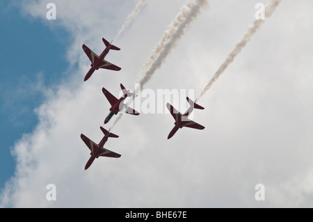 Des flèches rouges aerobatic team voler en formation serrée pendant un meeting aérien Banque D'Images