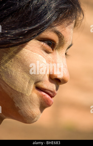 Jeune fille birmane avec écorce thanaka maquillage, Birmanie, Myanmar, Mingun Banque D'Images