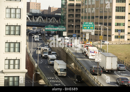 Le trafic sur l'autoroute Bqe par le pont de Brooklyn la sortie de Brooklyn. Banque D'Images