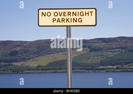 Aucun signe de stationnement de nuit, Loch Ness, Ecosse, Royaume-Uni. Banque D'Images