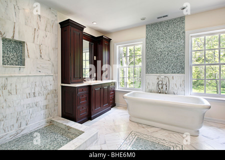 Maison de luxe dans la salle de bains principale avec grand bain à remous blanc Banque D'Images