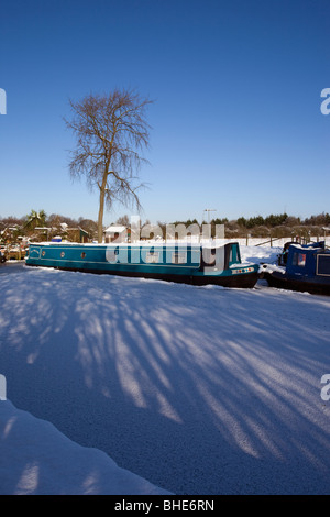 Bateau étroit sur Leeds et Liverpool canal à Adlington Banque D'Images