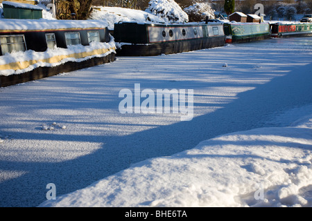 Bateaux étroits sur Leeds et Liverpool Canal à Adlington Banque D'Images