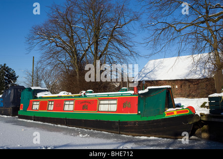 Bateau étroit sur Leeds et Liverpool Canal à Adlington Banque D'Images