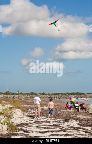 Cap Canaveral, Floride - Nov 2008 - père et fils voler un cerf-volant sur la plage de Jetty Park à Cape Canaveral, Floride Banque D'Images