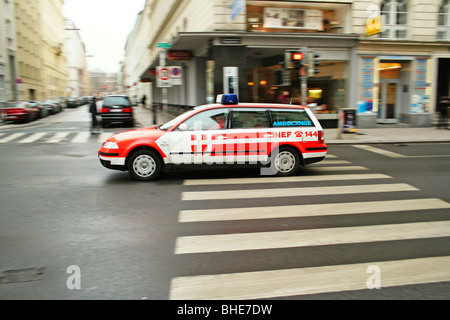 De floue une ambulance se précipiter sur une rue de la ville Banque D'Images