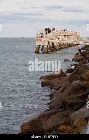 Cap Canaveral, Floride - Nov 2008 - Les pêcheurs sur les rochers de la jetée et de la pêche à la jetée pier Park à Cape Canaveral, Floride Banque D'Images