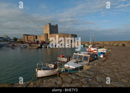 Carrickfergus Castle Harbour et le comté d'Antrim Banque D'Images