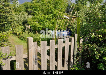 Barrière en bois d'un jardin naturel Banque D'Images