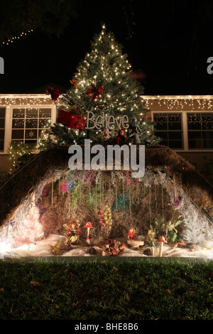 Neuf BLOCS DE LUMIÈRES DE NOËL LUMIÈRES DE NOËL QUARTIER LOS ANGELES CA USA 14 décembre 2009 Banque D'Images