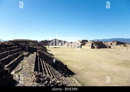 Voir à partir de la structure à NE Fin de grande place à l'égard de plate-forme et les structures au Centre & Côte ouest de Grand Plaza Monte Alban Banque D'Images