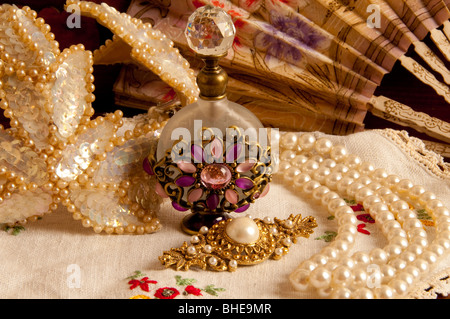 Féminin antique articles dresser tiara,flacon de parfum papier, ventilateur, collier de perle blanc napperon brodé sur Banque D'Images