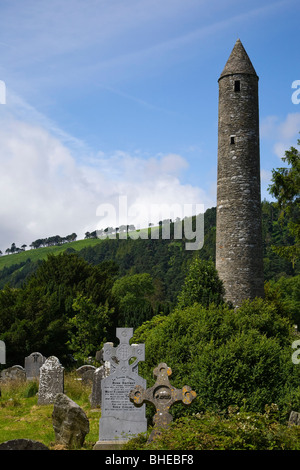 La tour ronde de Glendalough, Wicklow, Irlande. Banque D'Images