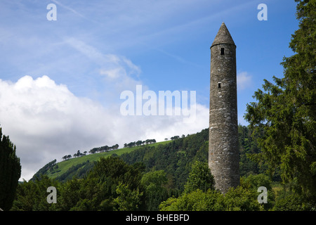 La tour ronde de Glendalough, Wicklow, Irlande. Banque D'Images