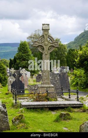 Croix celtique à Glendalough, Irlande. Banque D'Images