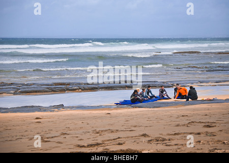 Les surfeurs se classe instructions sur la plage de Fanore, comté de Clare, Irlande. Banque D'Images