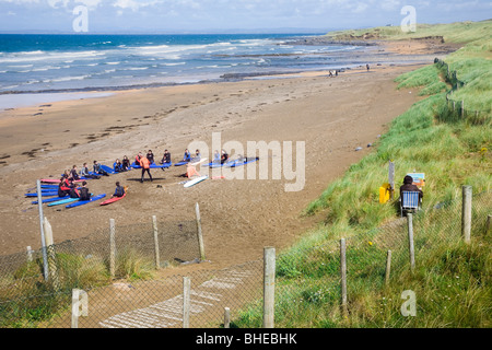 Les surfeurs se classe instructions sur la plage de Fanore, comté de Clare, Irlande. Banque D'Images