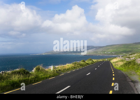 La route côtière en direction de Fanore, comté de Clare, Irlande. Banque D'Images