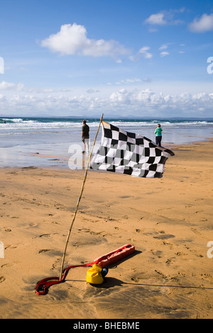 Drapeau de sécurité sur la plage de Fanore, comté de Clare, Irlande. Banque D'Images
