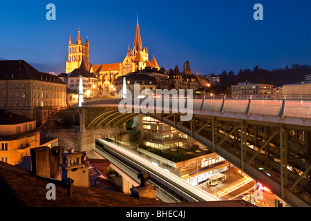 Vue nocturne de la cathédrale de Lausanne, Suisse avec le pont de Bessières et du nouveau métro Banque D'Images