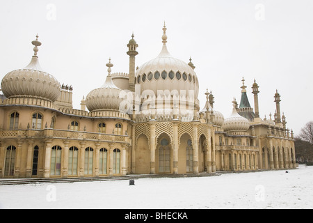 Neige tombe sur sur le Royal Pavilion à Brighton, Angleterre. Banque D'Images