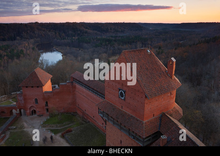 Vue de la tour de Turaida Castle à la vallée de la rivière Iskar Banque D'Images