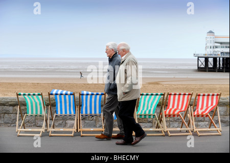 Transats au bord de la mer avec l'île de Holm mur raide sur l'horizon à Weston-Super-Mare, Somerset UK Banque D'Images