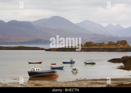 L'Ecosse Ile de Skye Sleat vue péninsulaire de Ardvasar dans Sound of Sleat continent écossais vers les bateaux de pêche à marée basse Banque D'Images