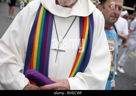 A volé et arc-en-ciel, une croix sur un prêtre à Brighton et Hove Gay Pride Parade 2009 Banque D'Images