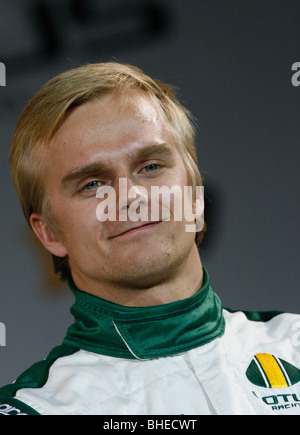 Le pilote finlandais Heikki Kovalainen chez Lotus Cosworth T127 voiture de Formule 1 au lancement de l'équipe de Londres Angleterre Banque D'Images