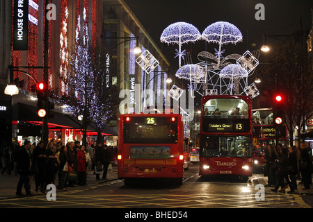 Lumières de Noël parapluie, illuminations et décorations sur le House of Fraser dans Oxford Street à Londres Banque D'Images