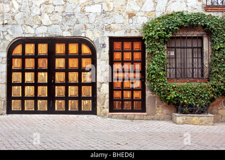 Vieilles portes en bois le long d'une rue à Tequisquiapan, Queretaro, Mexique Banque D'Images