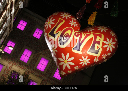 Ballon de Noël illuminations et décorations, lumières dans Carnaby Street, Londres Banque D'Images