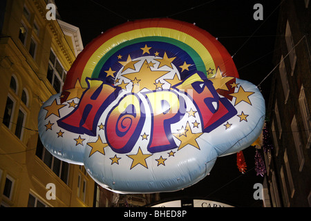 Ballon de Noël décorations dans Carnaby Street avec le mot espoir, Londres Banque D'Images