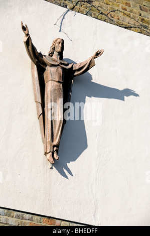 Statue du Christ sur le mur, Notre Dame et St Joseph's Catholic Church Balls Pond Road London England UK Banque D'Images