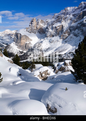 Dolomites à Selva di Val Gardena (Wolkenstein in Groden), Italie. Gruppo di Sella (Sellagruppe), sur le circuit de ski de Sella Ronda. Banque D'Images