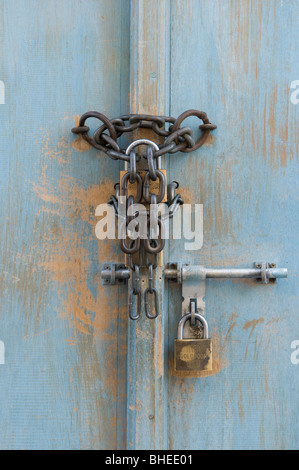 Chaînes, cadenas, et la vis sur la porte d'un magasin dans le Souq Waqif, Doha, Qatar (vue de face) Banque D'Images