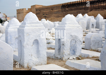 Pierres tombales blanches des murs extérieurs de Souk, Kairouan, Kairouan gouvernorat, Tunisie Banque D'Images